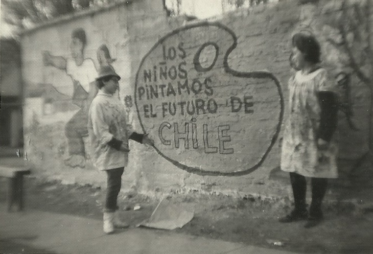 Alumnas de la Escuela Experimental Artística junto a mural pintado por ellas.
Años 60.